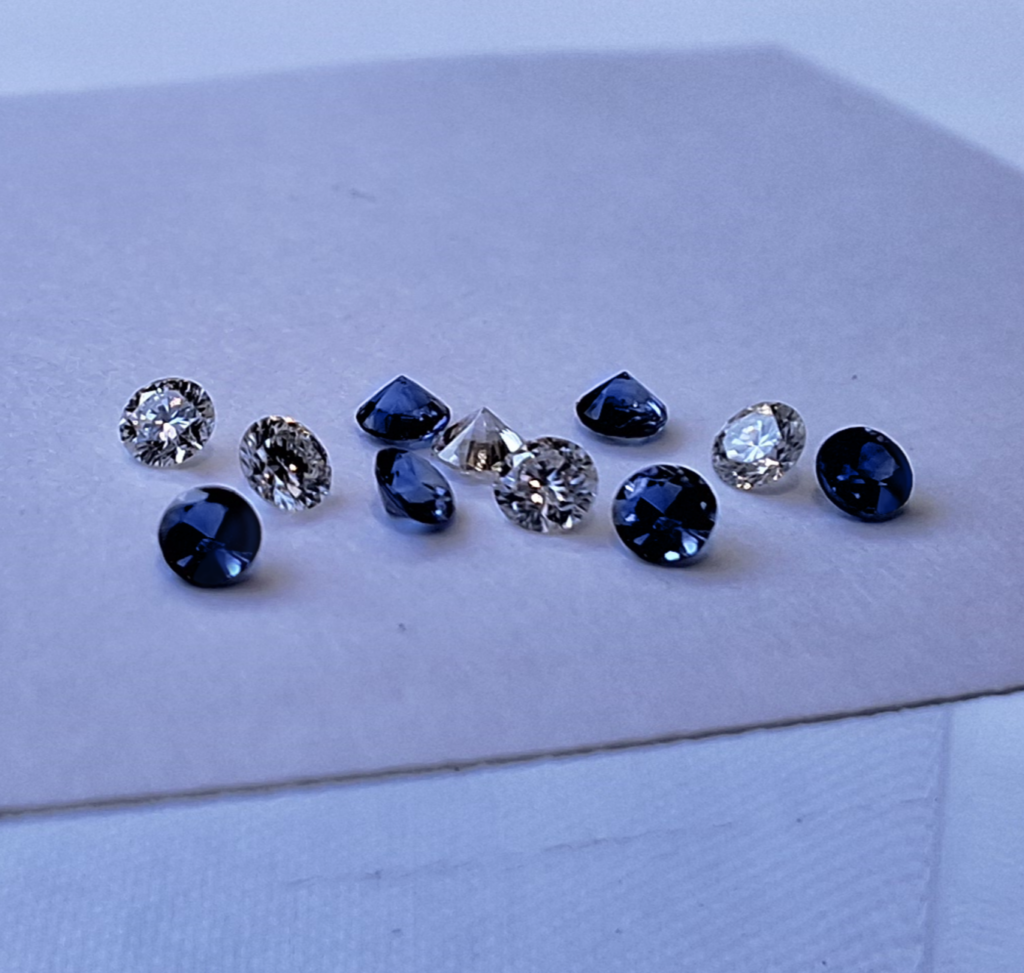Les pierres saphirs bleus et diamants de synthèses de la collection CHIC